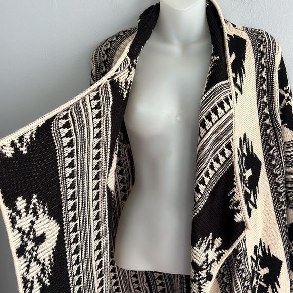 Black and Cream Patterned Women's Sweater - Picture 6 of 13
